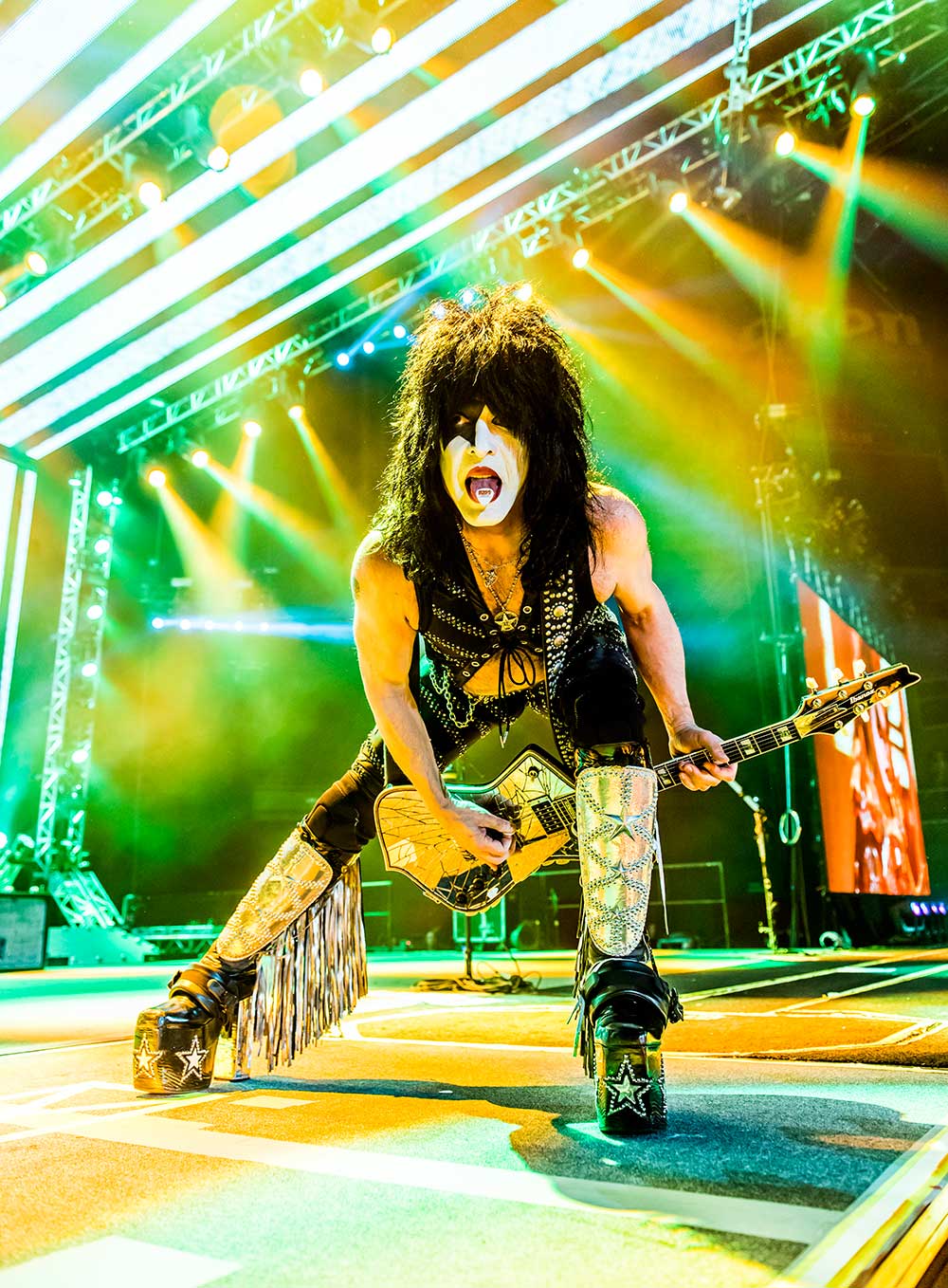 Alredo Arias, Kiss